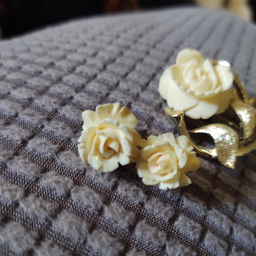 White ROSE Lisner Vintage Signed Demi Parure Gold Earrings Broach Pin - Picture 5 of 13